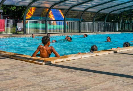 zwembad met aquagym en glijbanen 